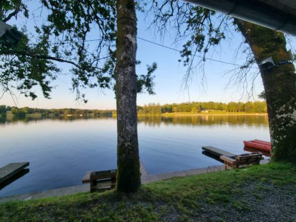 Un restaurant de plage au bord du lac de Bournazel